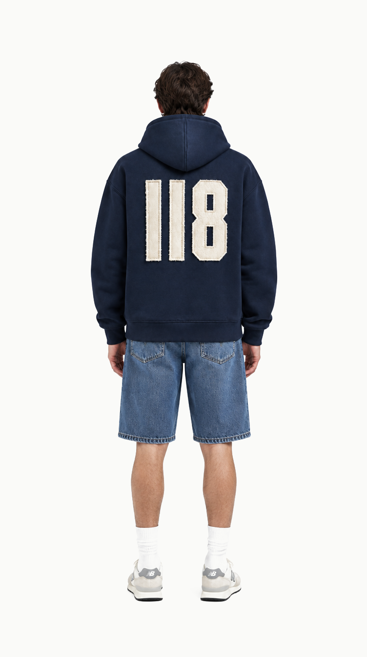 De 118 Zipped Hoodie van achteren met de Cloud Dancer patch, op model, studio-opname