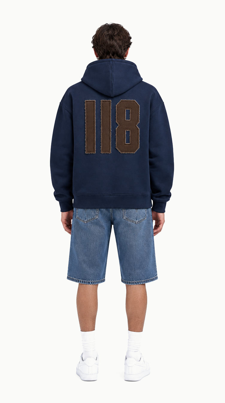 De 118 Zipped Hoodie van achteren met de Hot Fudge patch, op model, studio-opname