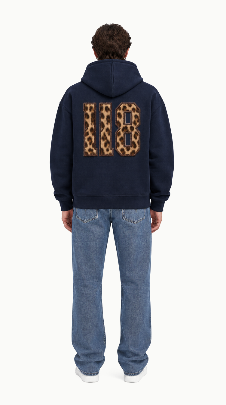 De 118 Zipped Hoodie van achteren met de Leopard patch, op model, studio-opname