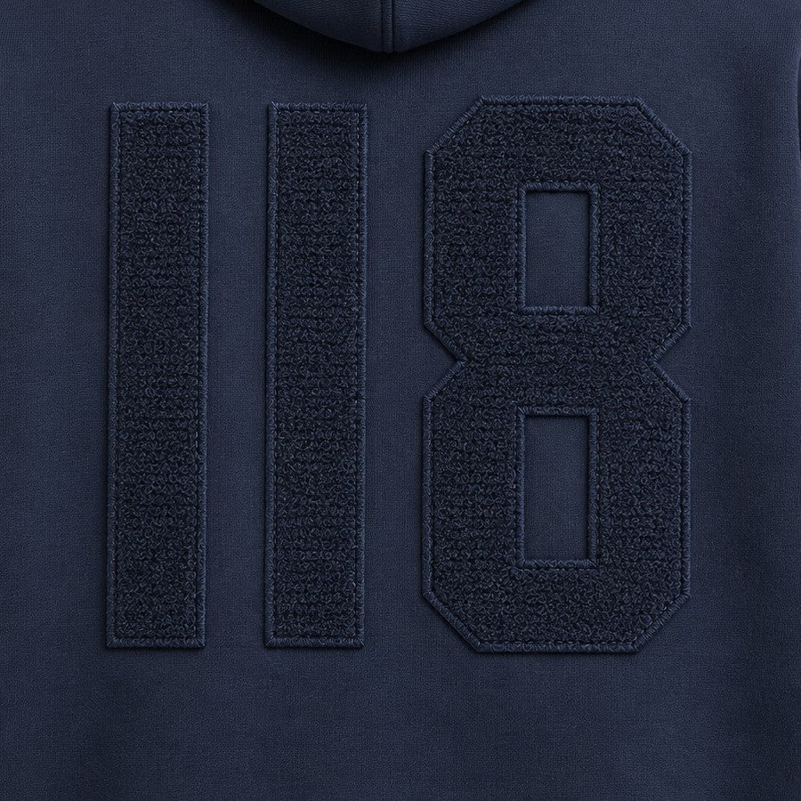 Rug van de 118 hoodie zonder patches: drie losse toon-op-toon klittenbandvlakken die samen de 118 vormen